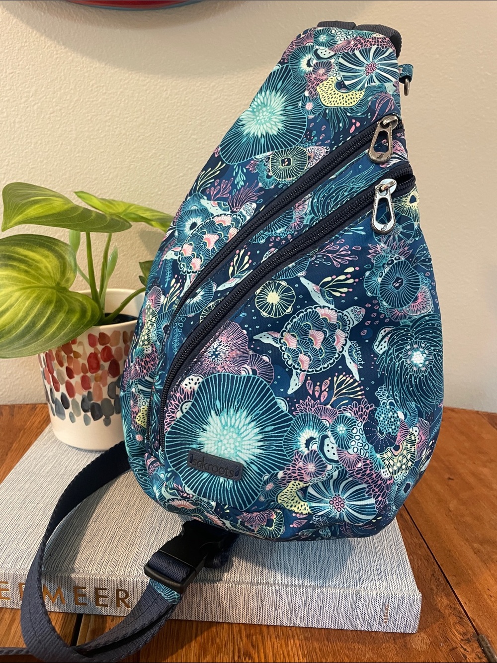 Sakroots On The Go Sling Backpack – Royal Blue Seascape Sea Turtle Print